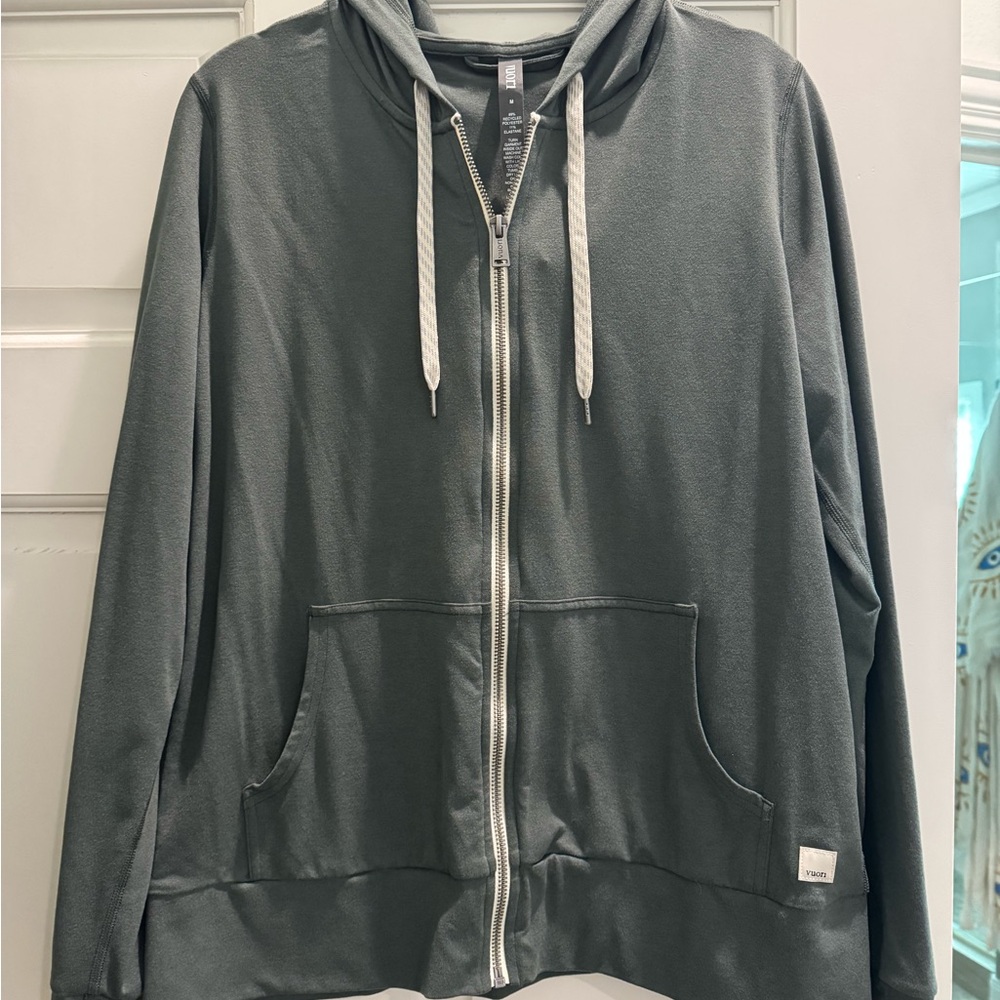 Vuori Women’s Halo Performance Hoodie in Moss - Picture 4 of 4